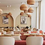 Mercure Raphael Centre Hotel 4*