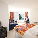 Mercure Raphael Centre Hotel 4*