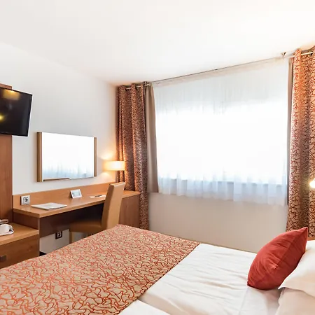Mercure Raphael Centre 4*