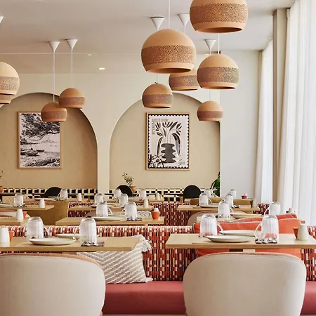 Mercure Raphael Centre Szálloda 4*
