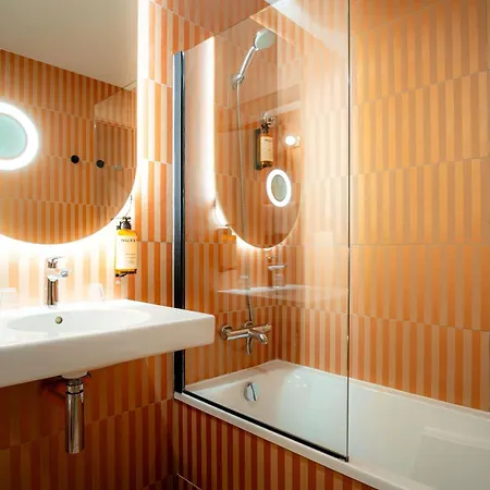 Mercure Raphael Centre Hotel 4*